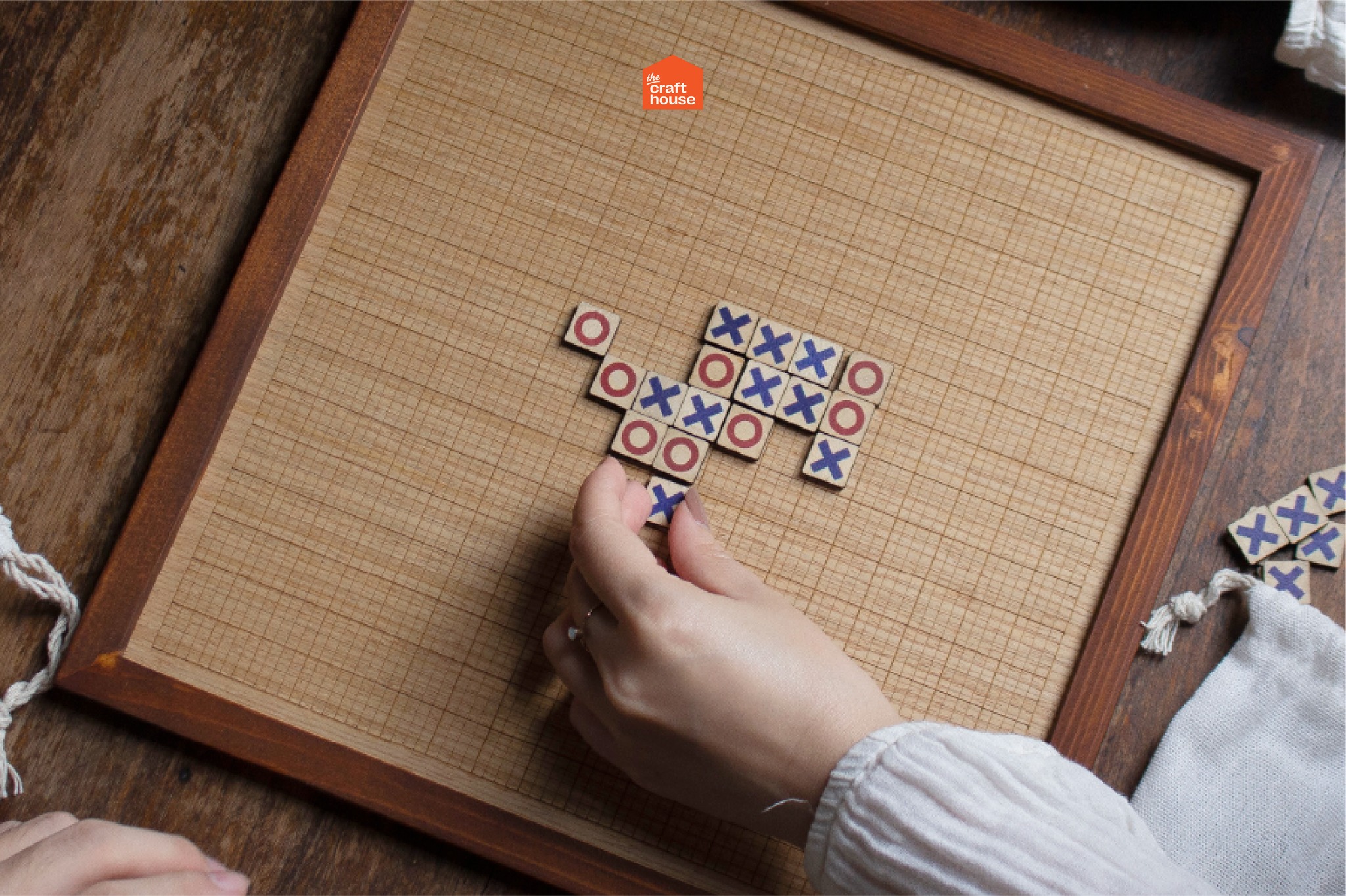 Hình thức bàn cờ, quân cờ giũa cờ vây và cờ caro